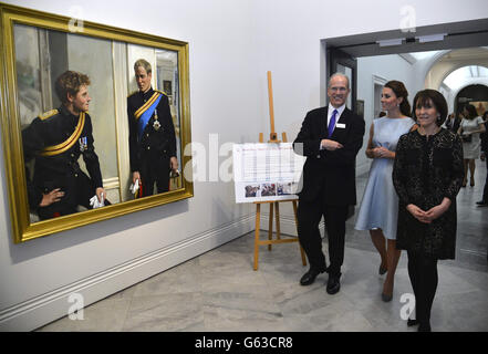 La Duchessa di Cambridge vede un dipinto di suo marito il Duca di Cambridge e il cognato Principe Harry, accompagnato dal direttore della National Portrait Gallery Sandy Nairne e dal fondatore della Art Room Charity Juli Beattie (a destra) durante una visita alla National Portrait Gallery di Londra, Per celebrare l'opera di carità della Sala d'Arte. Foto Stock