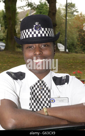 Funzionario della polizia delle West Midlands Andrea Reynolds che ha vinto un prestigioso premio internazionale per il suo lavoro. * PC Andrea Reynolds, della polizia delle West Midlands, ha vinto il premio International Association of Women Police dopo aver impressionato i giudici con le sue capacità decisionali, organizzative e di risoluzione dei problemi. La madre di uno, che è anche un poeta pubblicato, ha detto: "Sono davvero contento perché ero contro le persone migliori provenienti dalle forze di tutto il mondo. Foto Stock