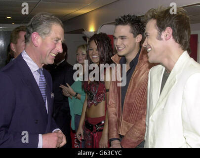 Il Principe del Galles, il Principe Carlo, condivide una battuta con le star pop Will Young (destra) e Gareth Gates (seconda destra) prima del loro concerto pop alla Wembley Arena, in aiuto della fiducia dei principi. Foto Stock