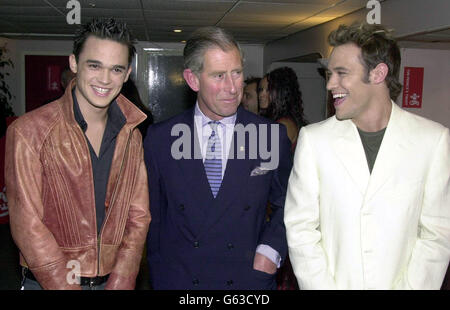 Il Principe del Galles condivide uno scherzo con le star pop Will Young (destra) e Gareth Gates (sinistra) prima del loro concerto pop alla Wembley Arena, in aiuto della fiducia dei principi. Foto Stock