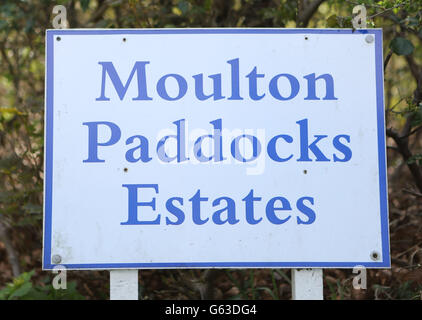 Corse ippiche - Molton Paddock Estates. Una vista generale dell'entrata degli Stati Paddock di Molton a Newmarket, Suffolk. Foto Stock