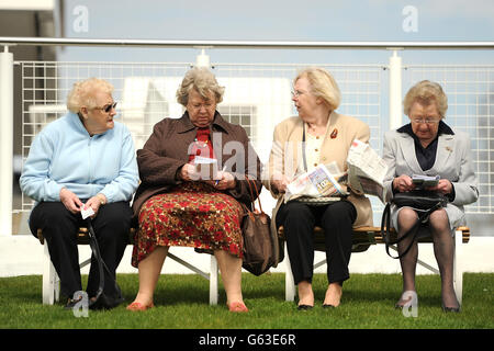 Corse ippiche - Investec Spring Meeting - Ippodromo di Epsom Downs. I Racegoers si divertono all'ippodromo Epsom Downs Foto Stock