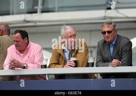 Corse ippiche - Investec Spring Meeting - Ippodromo di Epsom Downs. I Racegoers si divertono all'ippodromo Epsom Downs Foto Stock