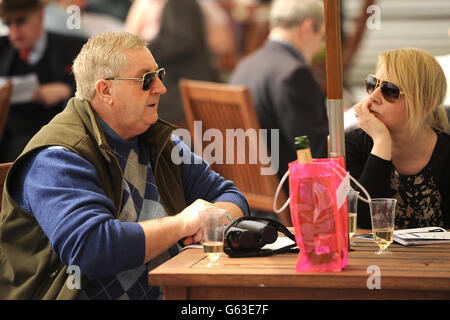 Corse ippiche - Investec Spring Meeting - Ippodromo di Epsom Downs. I Racegoers si divertono all'ippodromo Epsom Downs Foto Stock