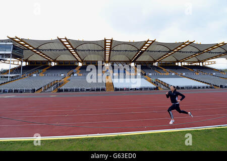 **FOTO.** il campione olimpico di Heptathlon Jessica Ennis si allena allo stadio Don Valley di Sheffield. Foto Stock