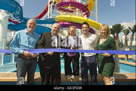 Il nuotatore Paralimpico Ellie Simmonds (centro) è Unito (da sinistra) da Kevin Sheehan, CEO Norwegian Cruise Line, Francis Riley, Vice President & General Manager, Norwegian Cruise Line, Chris Cook, ex nuotatore olimpico e Just a Drop School Ambassador e Fiona Jeffrey, Appena un fondatore goccia per lanciare il più grande Aqua Park in mare a bordo della nuova nave della Norwegian Cruise Line, la norvegese Breakaway da 146,600 tonnellate. Foto Stock