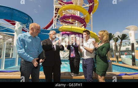 Il nuotatore Paralimpico Ellie Simmonds (centro) è Unito (da sinistra) da Kevin Sheehan, CEO Norwegian Cruise Line, Francis Riley, Vice President & General Manager, Norwegian Cruise Line, Chris Cook, ex nuotatore olimpico e Just a Drop School Ambassador e Fiona Jeffrey, Appena un fondatore goccia per lanciare il più grande Aqua Park in mare a bordo della nuova nave della Norwegian Cruise Line, la norvegese Breakaway da 146,600 tonnellate. Foto Stock