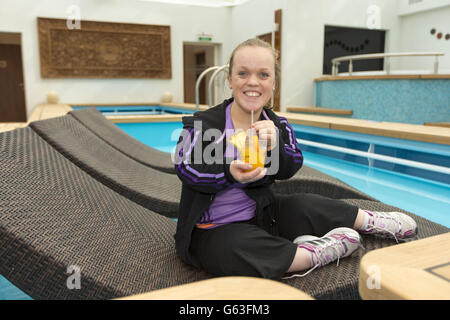 Il nuotatore paralimpico Ellie Simmonds si rilassa nel cortile dell'Haven a bordo della nuova nave della Norwegian Cruise Line, la Breakaway norvegese da 146,600 tonnellate. Foto Stock