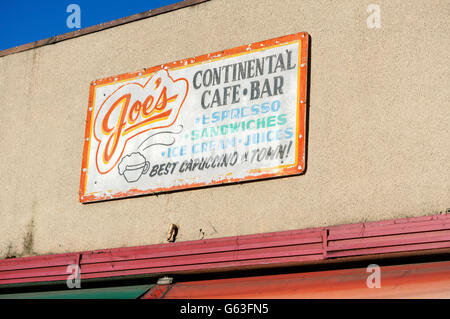 Joe's Continental coffee house segno su Commercial Street, Little Italy, Vancouver, British Columbia, Canada Foto Stock