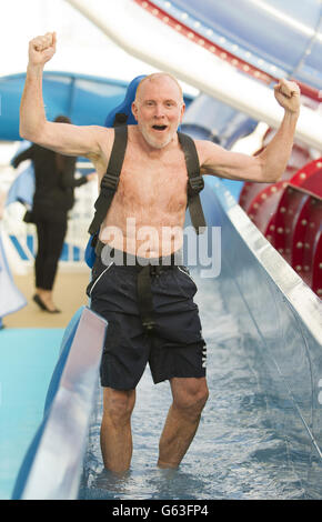 Kevin Sheehan, CEO della Norwegian Cruise Line, reagisce dopo aver provato uno degli scivoli d'acqua nel più grande Aqua Park in mare a bordo della nuova nave della Norwegian Cruise Line, la Norwegian Breakaway da 146,600 tonnellate. Foto Stock