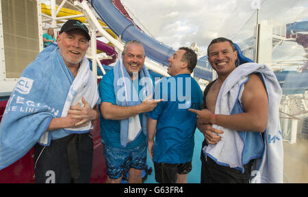 Da sinistra a destra: Kevin Sheehan, CEO Norwegian Cruise Line, Francis Riley, Vice Presidente e Direttore Generale, Norwegian Cruise Line, Nick Wilkinson, Direttore sviluppo aziendale Regno Unito e Irlanda, Norwegian Cruise Line e Andrew Stuart, Executive Vice President of Global Sales & Passenger Services Norwegian Cruise Line dopo che il gruppo ha provato gli scivoli d'acqua nel più grande Aqua Park in mare a bordo della nuova nave della Norwegian Cruise Line, la Norwegian Breakaway da 146,600 tonnellate. Foto Stock