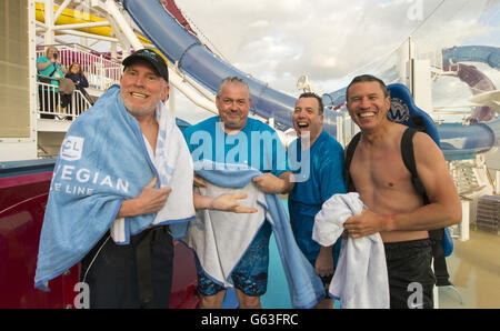 Da sinistra a destra: Kevin Sheehan, CEO Norwegian Cruise Line, Francis Riley, Vice Presidente e Direttore Generale, Norwegian Cruise Line, Nick Wilkinson, Direttore sviluppo aziendale Regno Unito e Irlanda, Norwegian Cruise Line e Andrew Stuart, Executive Vice President of Global Sales & Passenger Services Norwegian Cruise Line dopo che il gruppo ha provato gli scivoli d'acqua nel più grande Aqua Park in mare a bordo della nuova nave della Norwegian Cruise Line, la Norwegian Breakaway da 146,600 tonnellate. Foto Stock