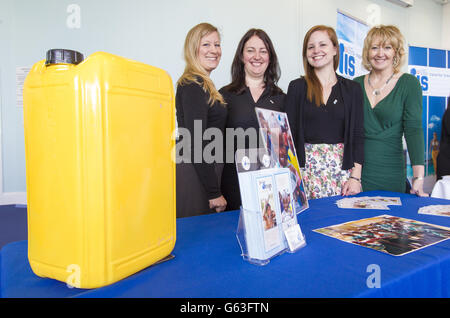 Il personale della Just A Drop Charity, da sinistra a destra, Nicola Swann, Kelly Railton, Nicola Baskerville e Fiona Jeffrey, appena un fondatore goccia, al Terminal delle Crociere della Citta' di Southampton prima di salire a bordo della nuova nave della Norwegian Cruise Line, la Breakaway norvegese da 146,600 tonnellate. Foto Stock