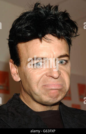 Gary Numan - Q Awards. Gary Numan arriva alla Old Saatchi Gallery nel nord di Londra, per i Q Awards 2002. Foto Stock