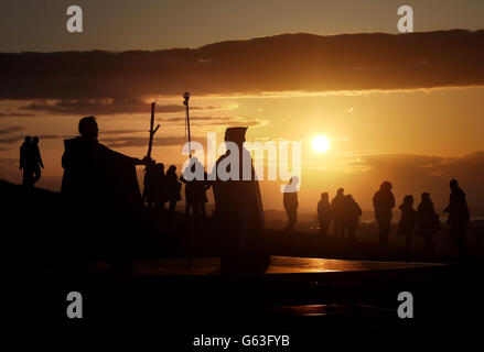 I gruppi di esibizione arrivano a Calton Hill a Edimburgo per il Beltane Fire Festival. Foto Stock