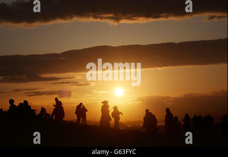 I gruppi di esibieri arrivano a Calton Hill Edinburgh per il Beltane Fire Festival. Foto Stock