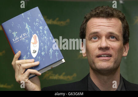 Yann Martel autore del romanzo Life of Pi, che è stato selezionato per il Man Booker Prize 2002, si pone a Hatchards nel centro di Londra. Sei autori stanno volando per il premio con il vincitore annunciato in una cerimonia al British Museum di Londra. Foto Stock