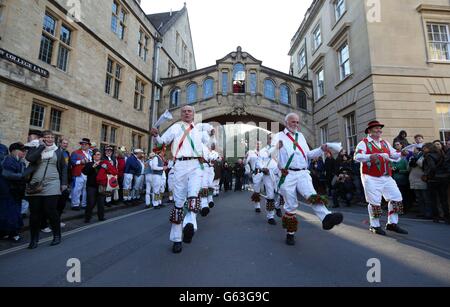 Ballerini Morris a Radcliffe Square, Oxford durante le celebrazioni del giorno di maggio. Foto Stock