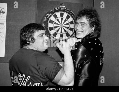 Jocky Wilson e Bobby George, due dei semifinalisti del campionato Embassy World Professional Dart 1982, a Stoke. Foto Stock