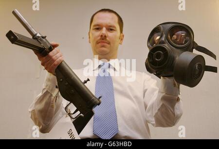 Il detective Sergeant Phil Murphy ha raffigurato tenendo una pistola Sten, e una maschera a gas, alla stazione di polizia di Witney, Oxfordshire. Le armi modificate, insieme agli esplosivi fatti in casa, e le armi paraphernalia, sono stati trovati nella casa di David Tovey, in Oxfordshire, che dovrebbe essere condannato. Foto Stock