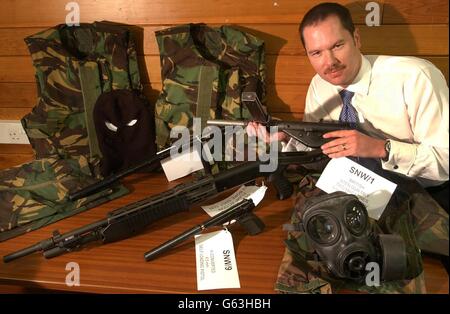 Il detective Sergente Phil Murphy ha ritratto con armi tra cui una pistola Sten, in corso di detenzione, e una pompa d'azione fucile, a Witney Police Station, Oxfordshire. *...le armi modificate, insieme agli esplosivi fatti in casa, e le armi paraphernalia, sono stati trovati nella casa di David Tovey, in Oxfordshire, che è dovuto essere condannato. Foto Stock