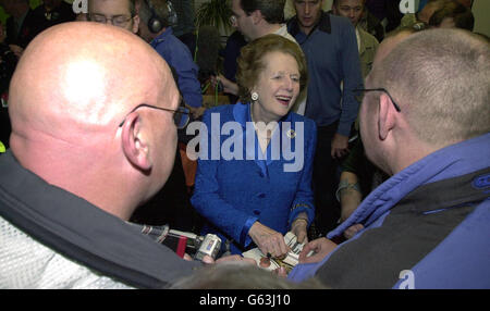L'ex primo ministro Lady Thatcher all'aeroporto di Gatwick, dove ha incontrato 200 veterani della guerra delle Falklands che stanno tornando per celebrare il 20° anniversario della liberazione delle isole. * il Duca di York, che fu un pilota di elicottero durante la guerra, sarà anche sulle isole per il servizio del giorno della memoria. Foto Stock