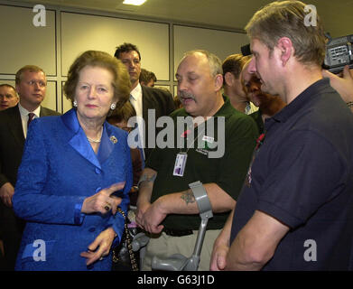 L'ex primo ministro Lady Thatcher parla con veterani di guerra delle Falklands, tra cui Denzil Conneck (centro), il segretario della South Atlantic Medal Association, di Blackwood, Galles del Sud, e Kaz Lewalski (a destra) di Bradford, * ..Who servito con T. Battery, Air Defense, all'aeroporto di Gatwick. I due sono tra i 200 veterani della campagna che tornano in occasione del 20° anniversario della liberazione delle isole. Anche il Duca di York, pilota di elicottero durante la guerra, sarà sulle isole per il servizio di giorno della memoria. Foto Stock