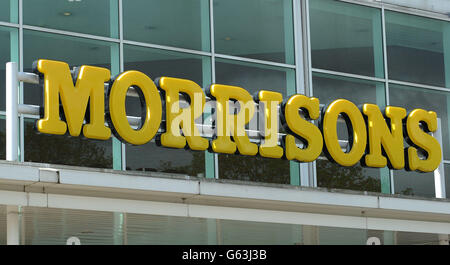 Vista generale del cartello del supermercato Morrisons fuori dal negozio a Freemans Park, Leicester, come il supermercato in difficoltà è rimasto sotto pressione oggi, nonostante un rallentamento del ritmo delle vendite recenti diminuisce. Foto Stock