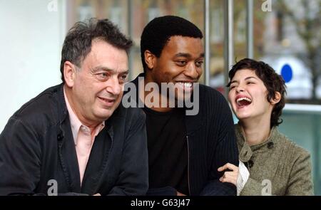 Il regista Stephen Frears (a sinistra) con gli attori Chiwetel Ejiofor e Audrey Tautou durante una fotocall alla Odeon Leceister Square di Londra, per promuovere il loro nuovo film "Dirty Pretty Things" come parte del London Film Festival. Foto Stock
