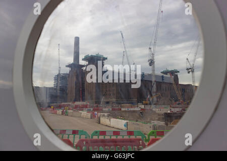 Londra, Inghilterra - 22 Maggio 2016: costruzione di gru su Battersea Power Station attualmente in fase di ricostruzione. Foto Stock