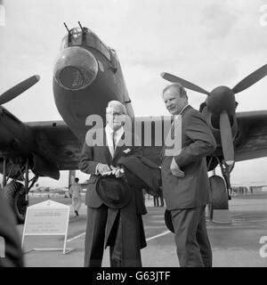 Il Dr Barnes Wallis, a sinistra, inventore della bomba rimbalzante, e il comandante dell'ala Rodrick Learoyd, uno dei cinque possessori sopravvissuti del comando Bomber della Victoria Cross. Si trovano di fronte all'ultima Lancaster in volo della RAF in una cerimonia che segna lo stand-down del comando Bomber a RAF Scampton, vicino Lincoln. Domani vedrà la fusione dei comandi Bomber e Fighter per diventare RAF Strike Command. Foto Stock