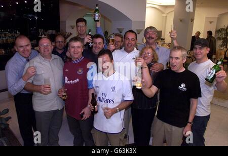 Planespotters festeggiare il verdetto Foto Stock