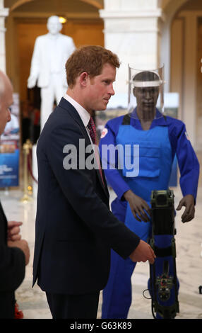 Prince Harry organizza una mostra fotografica anti-mine della beneficenza HALO Trust durante il primo giorno della sua visita negli Stati Uniti presso il palazzo degli uffici del Senato di Russell a Washington, DC, Stati Uniti. Foto Stock