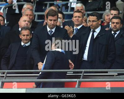 Il responsabile della città di Manchester Roberto Mancini scuote le mani con il direttore generale Ferran Soriano (a sinistra), mentre il presidente Khaldoon al Mubarak (a destra) guarda sopra Foto Stock