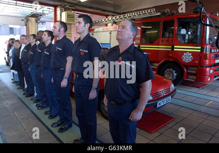 I membri del servizio antincendio delle West Midlands, che serve con l'orologio "Blue", osservano due minuti di silenzio alla stazione centrale dei vigili del fuoco di Birmingham per celebrare l'Amistice Day. In tutto il paese, gli uffici, i negozi e i luoghi pubblici sono caduti in silenzio. * il silenzio di due minuti segna il momento in cui le armi sono cadute in silenzio alla fine della prima guerra mondiale - l'undicesima ora dell'undicesimo giorno dell'undicesimo mese nel 1918. E la Legione Britannica reale si aspettava che fosse stata osservata da circa 45 milioni di persone. Foto Stock