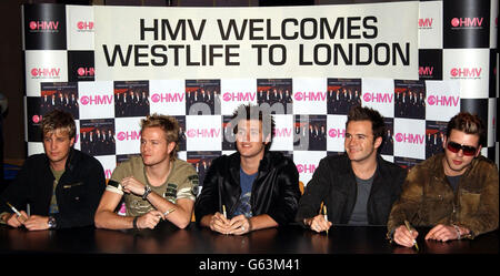 La pop band Westlife completa l'ultima tappa del loro tour di lancio di 36 ore per il loro nuovo album 'Unbreakable' alla HMV di Trocedero a Londra. Westlife sono (sinistra-destra) Kian Egan, Nicky Byrne, Bryan McFadden, Shane Filan e Mark Feehily. Foto Stock