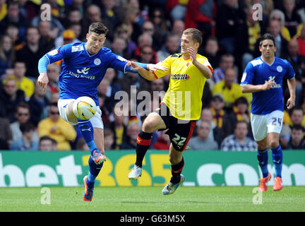 David Nugent di Leicester City (a sinistra) e Almen Abdi di di Watford combattono per la palla durante la partita del campionato di calcio npower a Vicarage Road. Foto Stock