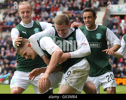 Ross Caldwell di Hibernian celebra il punteggio con i compagni di squadra durante la partita della Clydesdale Bank Premier League al Tynecastle Stadium, Edimburgo. Foto Stock