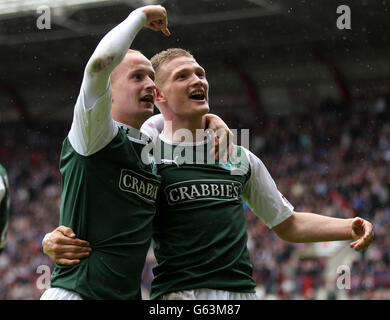 Ross Caldwell di Hibernian (a destra) celebra il punteggio con il compagno di squadra Leigh Griffiths durante la partita della Clydesdale Bank Premier League al Tynecastle Stadium di Edimburgo. Foto Stock