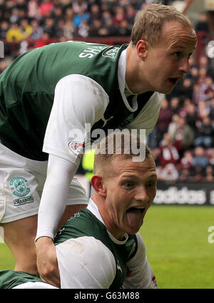 Ross Caldwell di Hibernian festeggia il punteggio con il compagno di squadra Leigh Griffiths durante la partita della Clydesdale Bank Premier League al Tynecastle Stadium di Edimburgo. Foto Stock