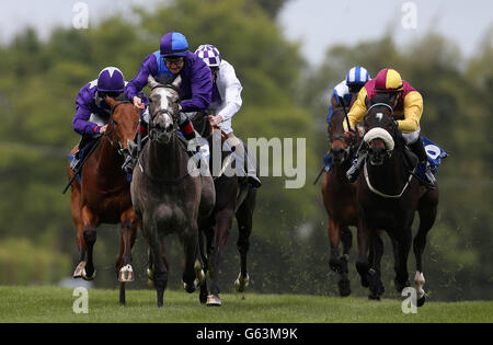 L'aspetto sacro di Shane Foley vince l'Irish Stallion Farms European Breeders Fund Auction Maiden durante la giornata di prova di Derrinstown Stud Derby all'ippodromo di Leopardstown, Dublino, Irlanda. Foto Stock