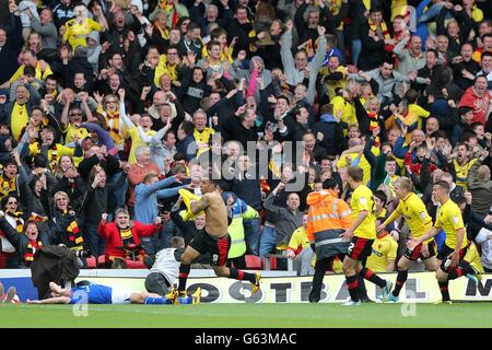 Calcio - Npower Football League Championship - Gioca fuori - semifinale - seconda tappa - Watford v Leicester City - Vicarage Road. Troy Deeney di Watford festeggia il terzo obiettivo del gioco per le squadre davanti ai fan di casa Foto Stock