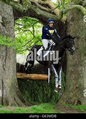 Zara Phillips su Black Tuxedo durante il terzo giorno delle prove ippiche internazionali di Dodson & Horrell Chatsworth a Chatsworth House, Chatsworth. Foto Stock