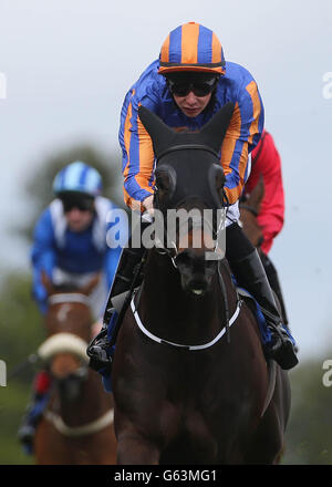 Solo fingendo guidato da Joseph o'Brien vince il Derrinstown Stud 1,000 Guineas Trial durante la giornata di prova di Derrinstown Stud Derby presso l'ippodromo di Leopardstown, Dublino, Irlanda. Foto Stock