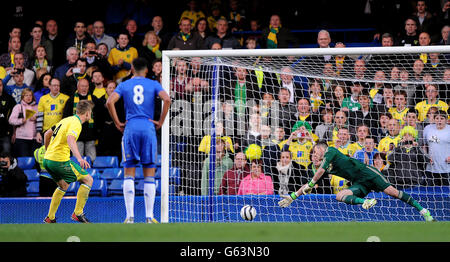 Cameron McGeehan di Norwich City (a sinistra) segna il secondo gol al suo fianco dal punto di penalità dopo il gol keeper di Chelsea Mitchell Beeney durante la finale della Coppa della Gioventù fa, seconda tappa a Stamford Bridge, Londra. Foto Stock