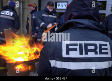 I vigili del fuoco si trovano fuori dalla stazione dei vigili del fuoco di Tollcross a Edimburgo, mercoledì 14 novembre 2002, durante il primo giorno dello sciopero nazionale della durata di 48 ore da parte dell'Unione dei Vigili del fuoco. Foto Stock