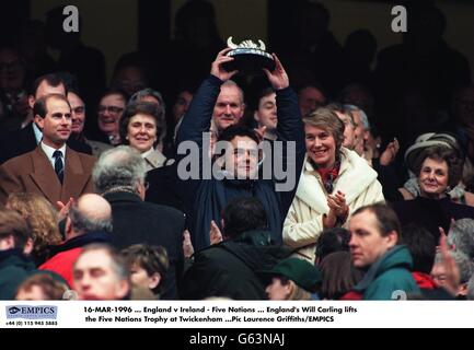 Will Carling in Inghilterra solleva il Trofeo Five Nations a Twickenham Foto Stock