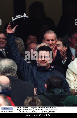 Inghilterra / Irlanda - 5 Nazioni - Rugby Union. Il Will Carling inglese solleva il Five Nations Trophy a Twickenham Foto Stock