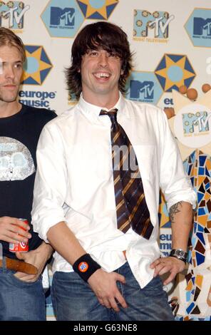 Dave Grohl dei Foo Fighters, partecipando al MTV Europe Music Awards 2002, al Palazzo Sant Jordi, Barcellona, Spagna. Foto Stock