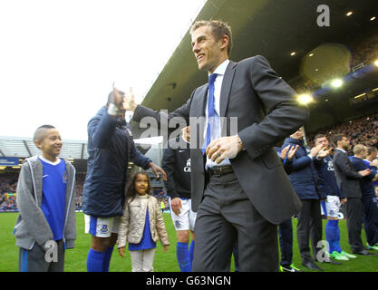 Il Phil Neville di Everton saluta i giocatori che hanno formato una guardia d'onore per lui e il manager uscente David Moyes dopo il fischio finale Foto Stock